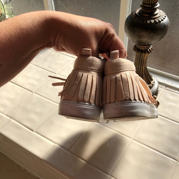 Gap Gold Metallic Fringe Girls Shoes - Picture 2 of 4